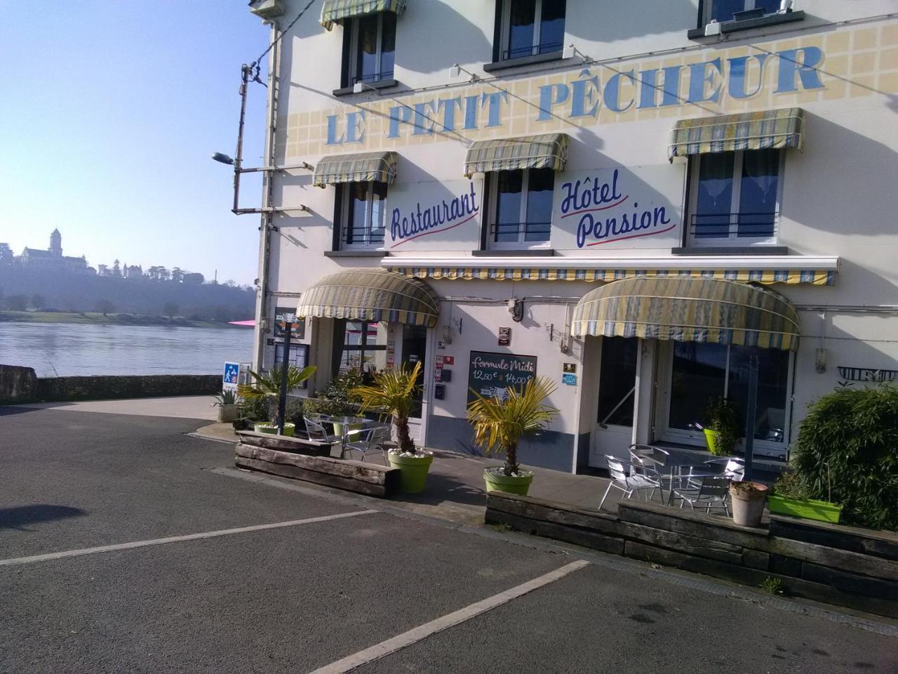 Отель Le Petit Pecheur Saint-Florent-le-Vieil Экстерьер фото
